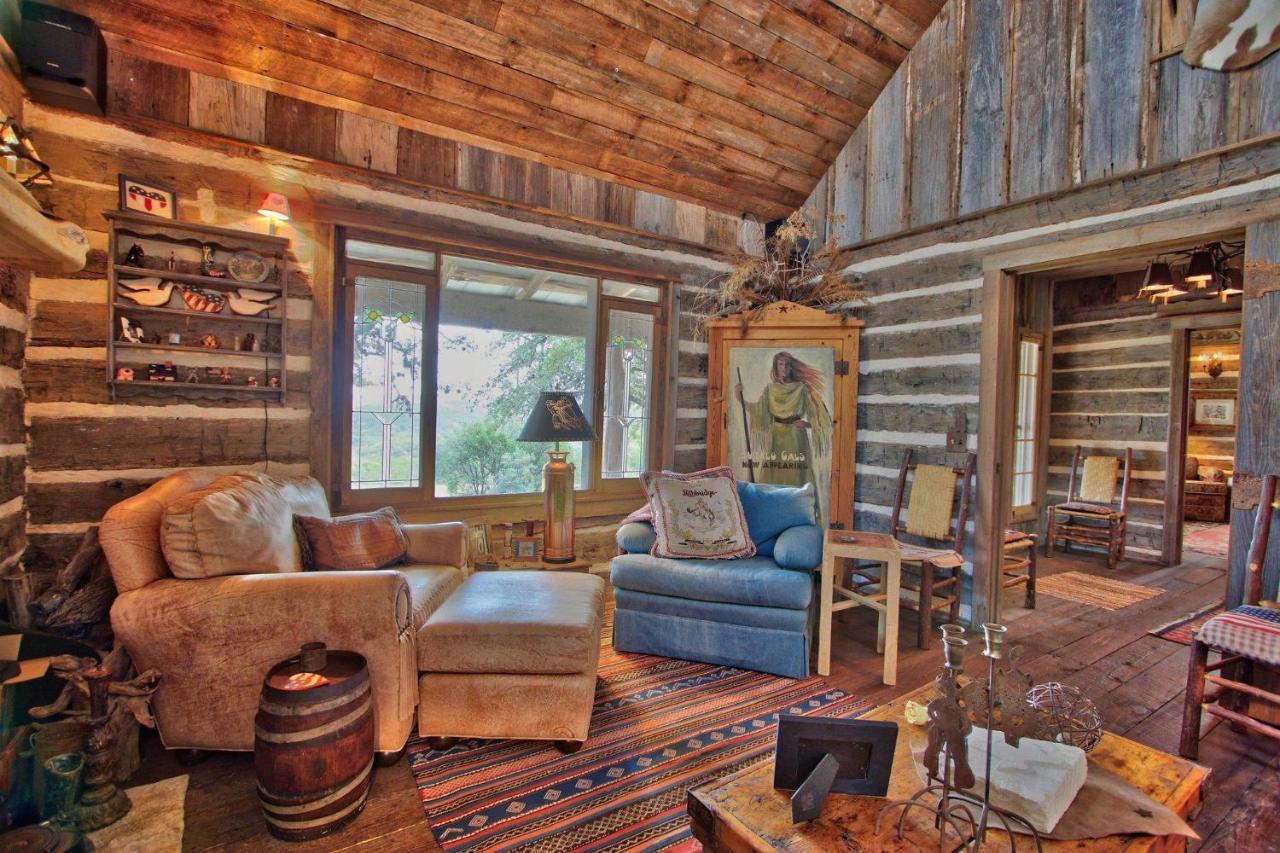 Log Cabin At Old Glory Ranch ウィンバリー エクステリア 写真