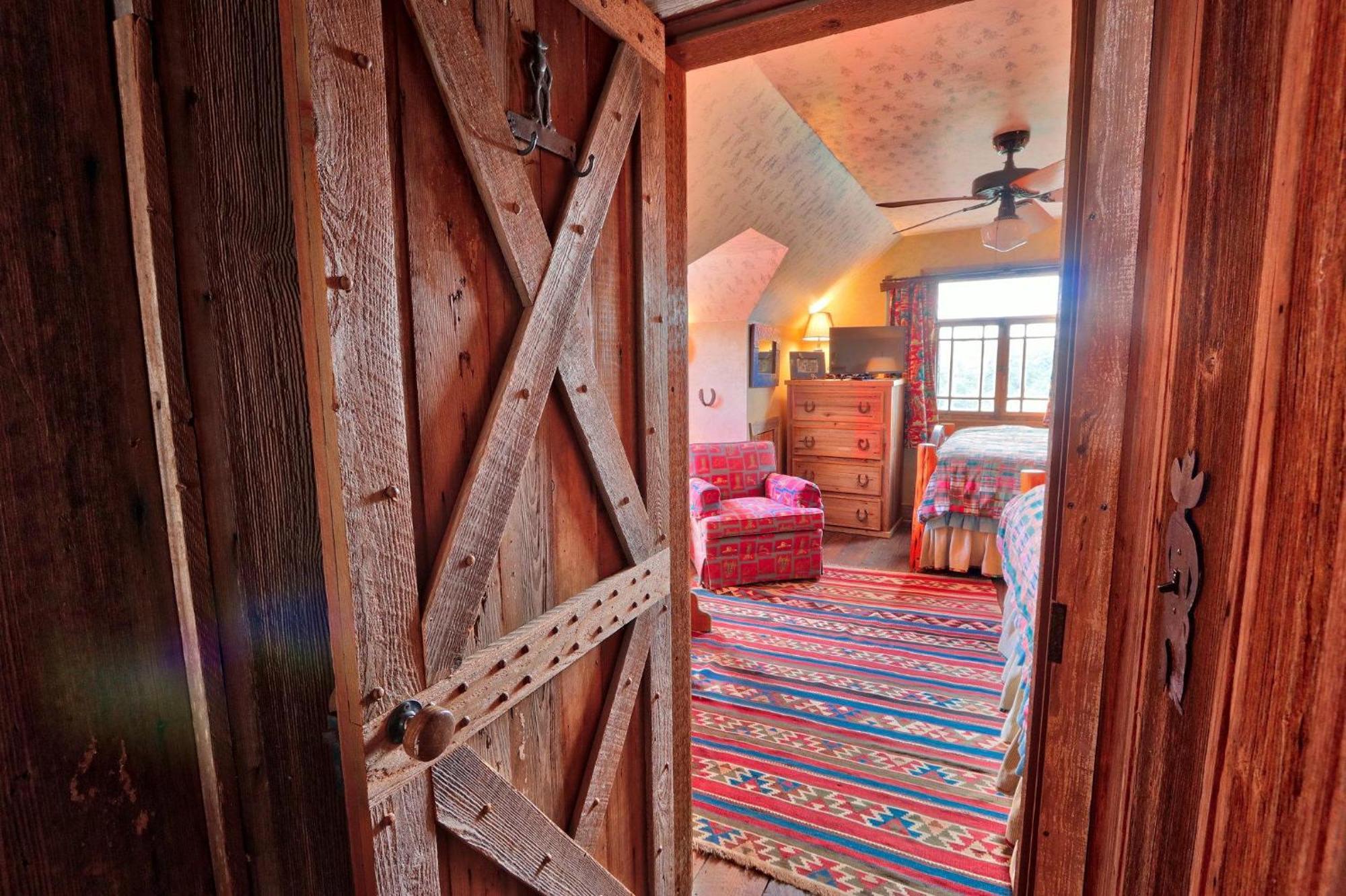 Log Cabin At Old Glory Ranch ウィンバリー エクステリア 写真