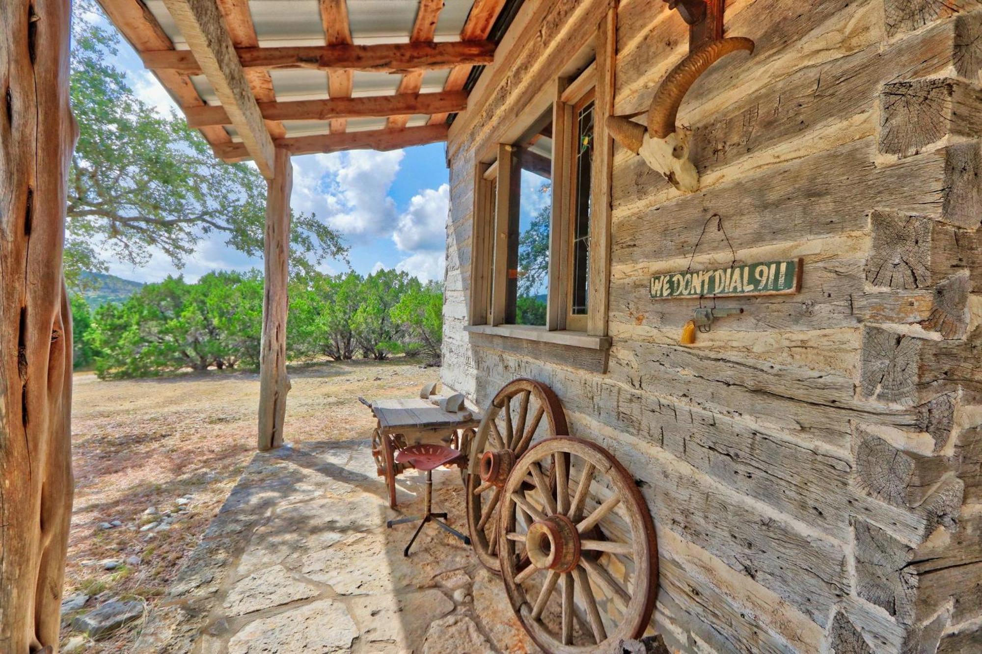 Log Cabin At Old Glory Ranch ウィンバリー エクステリア 写真